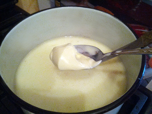 Добавляем плавленый сыр в суп