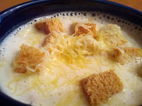 Готовый сырный суп с гренками