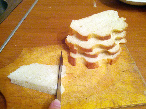 Срезаем корочку с хлеба для гренок