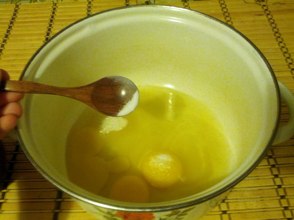 Тесто для блинов: яйца, сахар, соль
