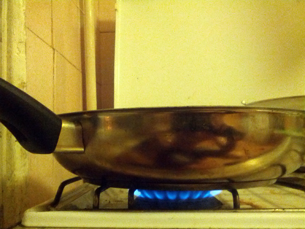 Прогреваем сковороду для жарки блинов